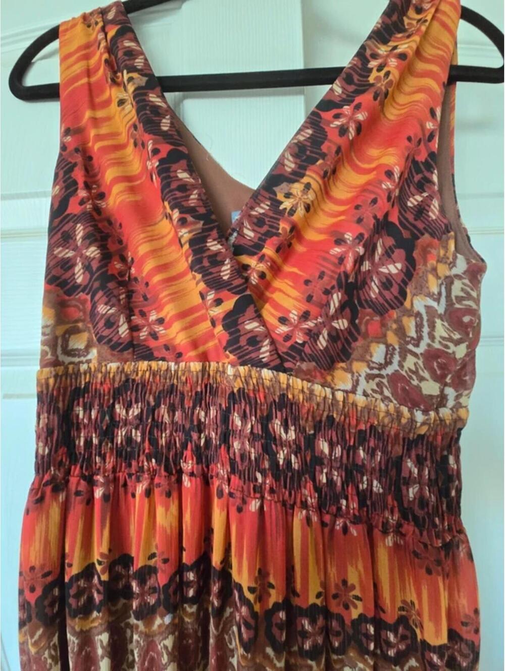 Long dress good for casual events or wedding guest - Picture 2 of 4